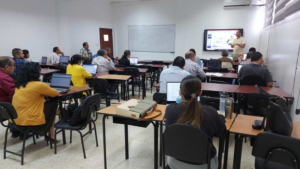 Taller de investigación en ULEAM, Manabí · octubre de 2022. Fotografía de transferencia académica; no corresponde al trabajo de campo de las encuestas.