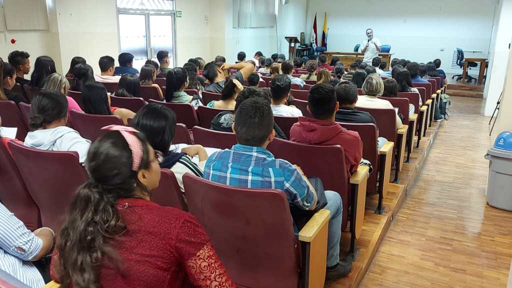 Taller con estudiantes en la Universidad Laica Eloy Alfaro de Manabí · octubre de 2022.