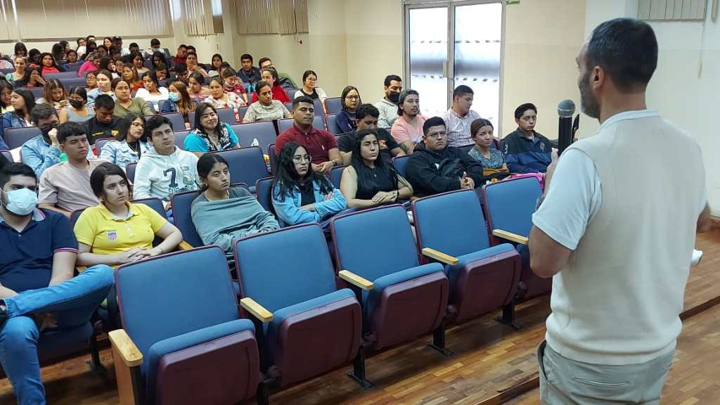 Diálogo con estudiantes en ULEAM · Manabí, 2022. Actividad docente; no identifica a la muestra de 2016.
